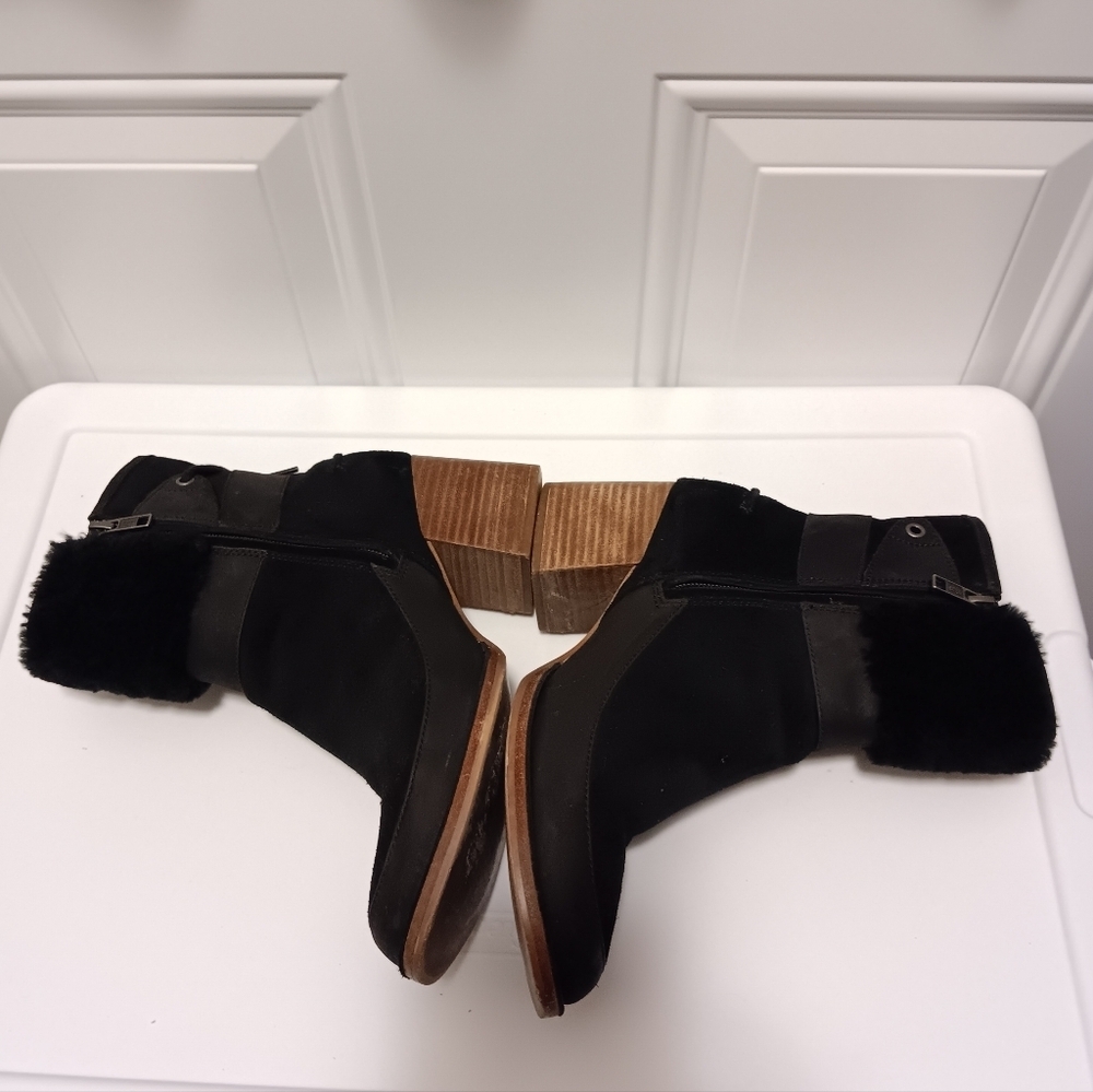 UGG| Kirke Ankle Boots Black Suede Shearling Trim Missing Shoe Lace 9.5 - Picture 5 of 8